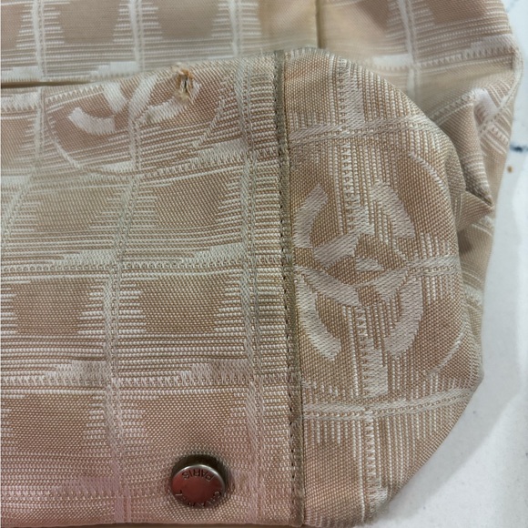 Chic Beige Designer Tote Bag - Picture 7 of 15